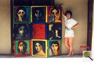 Die Malerin Sarena Rosenfeld vor einigen Werken (Vergr&ouml;&szlig;erung in neuem Fenster)